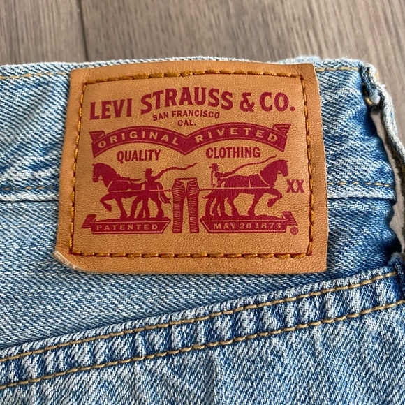 Worn Once Levi’s Mom Jeans (Size 25) - Picture 5 of 5